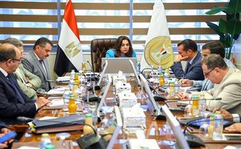 وزيرة التنمية المحلية تتابع مع قيادات الوزارة سير العمل في 16 مركز تكنولوجي بـ9 محافظات