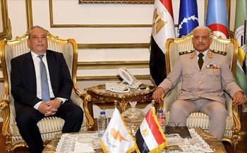 الفريق أول عبدالمجيد صقر القائد العام للقوات المسلحة وزير الدفاع والإنتاج الحربي يلتقي وزير الدفاع القبرصي