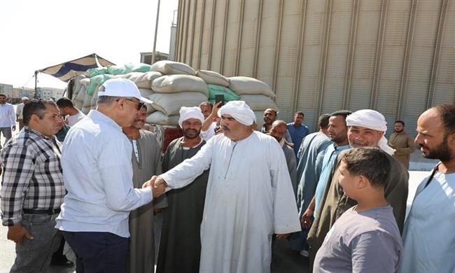 محافظ المنيا يتابع منظومة توريد القمح ويؤكد تذليل أي عقبات تواجه المزارعين