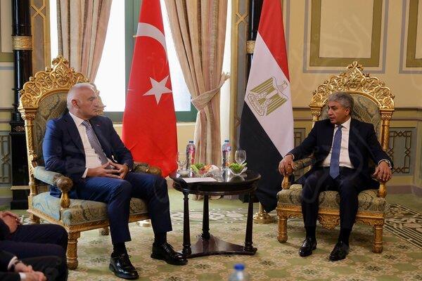 وزير السياحة والآثار يبحث مع نظيره التركي تعزيز التعاون المشترك 