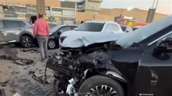 إصابة شخصين وتحطم 11 سيارة إثر اقتحام تريلا لمعرض سيارات بالقطامية