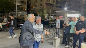 أشرف زكى ودنيا عبد العزيز أول الحضور في عزاء حماة محمد السبكي 