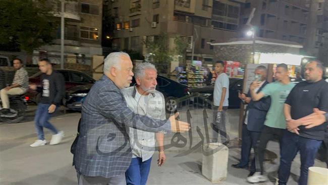 أشرف زكى ودنيا عبد العزيز أول الحضور في عزاء حماة محمد السبكي 