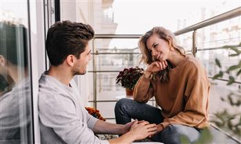 منها اهتمامه برأيك..  إشارات صامتة تكشف ثقة شريكك العميقة بك 