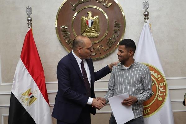 وزير العمل يسلم عقود عمل للمتقدمين على وظائف بالإمارات