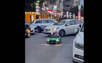 رضيعة تقود سيارة وسط شارع مزدحم.. نجت من الموت بأعجوبة (فيديو)