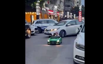 رضيعة تقود سيارة وسط شارع مزدحم.. نجت من الموت بأعجوبة (فيديو)