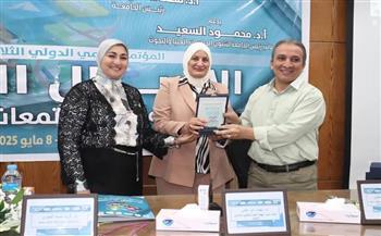  تكريم خاص لـ " مجلة المصور" على هامش مؤتمر الاتصال الصحي بإعلام القاهرة ..