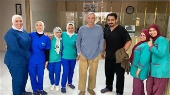محمود حميدة يزور صبري عبد المنعم بعد وعكته الصحية الأخيرة 