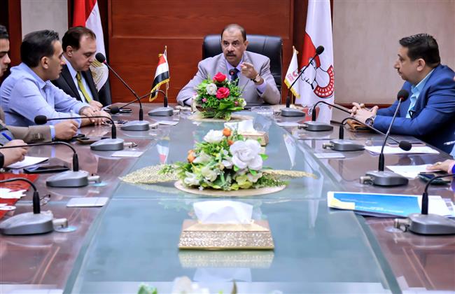 محافظ سوهاج يبحث تطبيق الهوية البصرية على الكوبري الجديد بالكورنيش الغربي وتحويله إلى ممشى سياحي