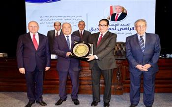 تكريم رئيس هيئة النيابة الإدارية خلال احتفالية كلية الحقوق بجامعة القاهرة 