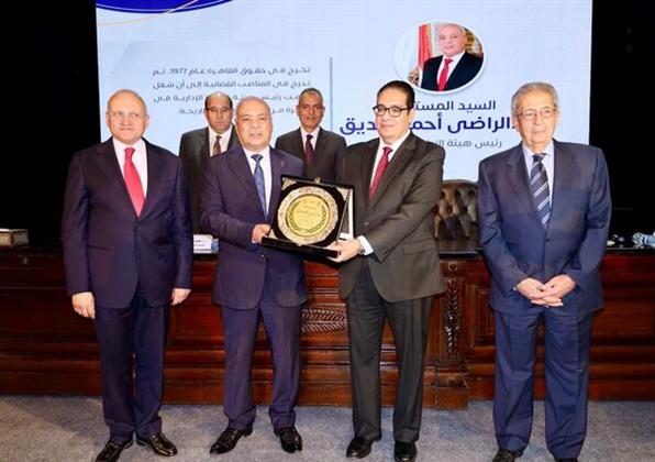 تكريم رئيس هيئة النيابة الإدارية خلال احتفالية كلية الحقوق بجامعة القاهرة 