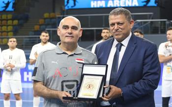 خالد فتحي يكرم باستور ويهديه درع اتحاد اليد