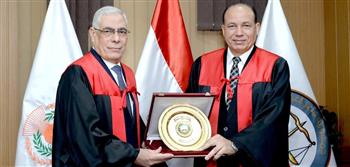 منح الدكتوراه الفخرية للنائب العام من جامعة المنصورة تقديرًا لإسهاماته في دعم العدالة