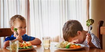 طفلك يرفض الطعام..هكذا يكون التعامل معه