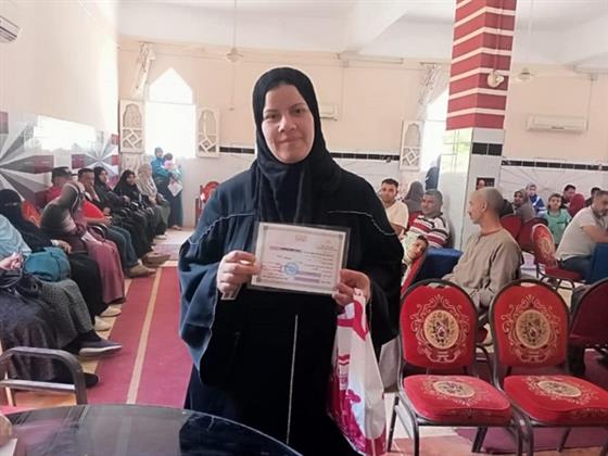 شهادات وهدايا رمزية في حفل تكريم المتحررين من الأمية بمركز تنمية حلوان