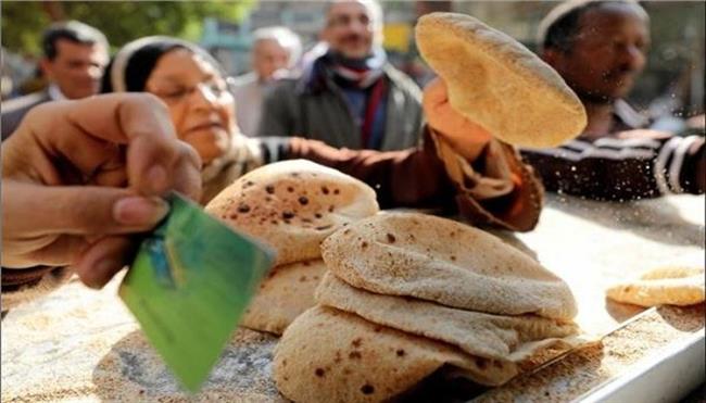 «التموين» تواصل صرف الخبز المدعم لمستفيدي البطاقات حتى الخامسة مساءً اليوم الجمعة  