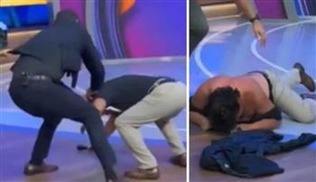مشهد لا يصدق.. مصارع يعتدي على والد منافسه على الهواء (فيديو)