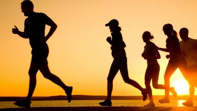 10 فوائد للمشي وقت الغروب.. منها تخفيف أعراض الاكتئاب الموسمي