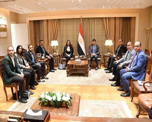وزير الشباب والرياضة يبحث مع مسؤولي "أديداس" التعاون المشترك  