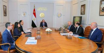 الرئيس السيسي خلال اجتماعه بعدد من المسؤولين يوجه بأهمية مواصلة العمل على تحسين مناخ الاستثمار 