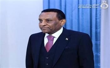 رئيس الوزراء السوداني يحل الحكومة ويكلف وكلاء الوزارات بتسيير الأعمال