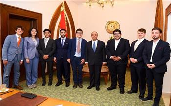 وزير الخارجية والهجرة يلتقي بمجموعة من الطلاب في الجامعات بالمملكة المتحدة