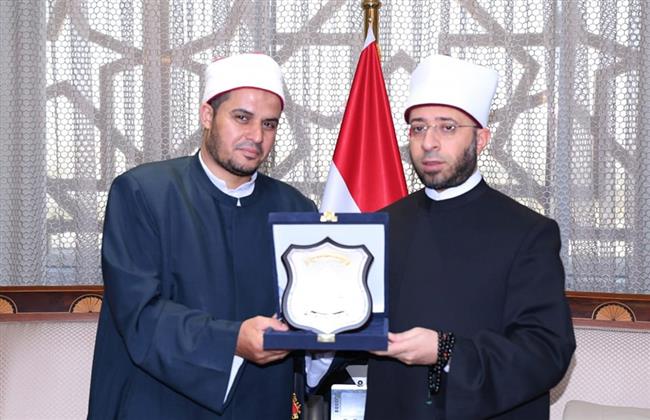 وزير الأوقاف يكرم الإمام حافظ قويدح لتقديمه القدوة في تكامل الجهود للعناية بالمسجد 