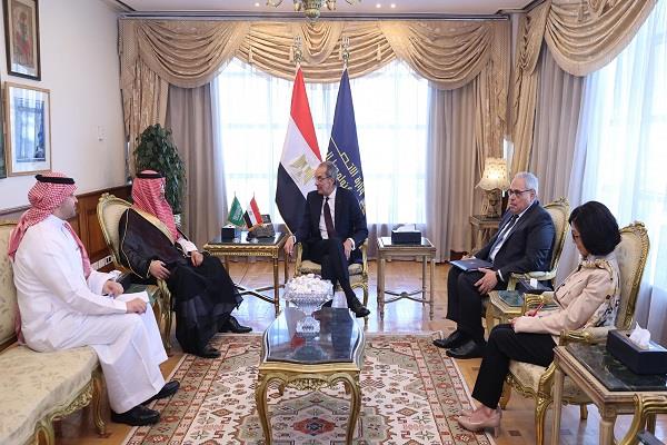 وزير الاتصالات يبحث مع سفير السعودية سبل فتح آفاق جديدة للتعاون بمجالات تكنولوجيا المعلومات