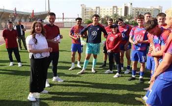 سفيرة الولايات المتحدة تدعم منتخب بلادها أمام كولومبيا ببطولة خوفو  