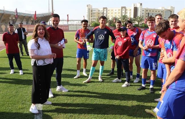 سفيرة الولايات المتحدة تدعم منتخب بلادها أمام كولومبيا ببطولة خوفو  