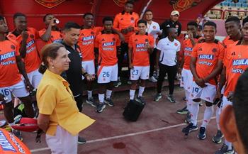 سفيرة كولومبيا تدعم منتخب بلادها أمام أمريكا في بطولة خوفو بالقاهرة 