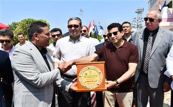 وزير الرياضة ومحافظ دمياط  يفتتحان ملعب والمبنى الاجتماعي بكفر سعد