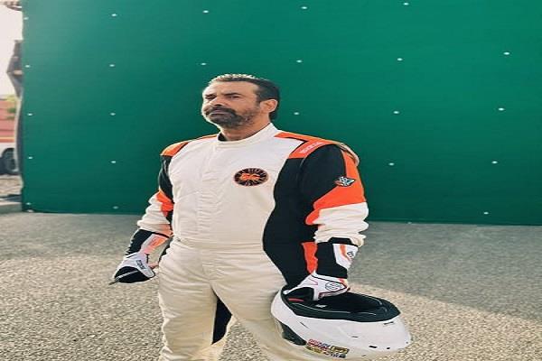 بعد الهجوم على لياقته البدنية.. كريم عبد العزيز يظهر ببدلة سباق سيارات في جلسة تصوير جديدة  