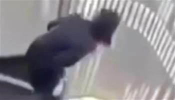 فيديو لا يصدق.. لحظة سقوط موظفة من جسر طائرة