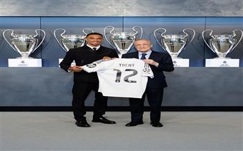 رسميًا.. بيريز يُقدّم أرنولد لاعبًا جديدًا في ريال مدريد