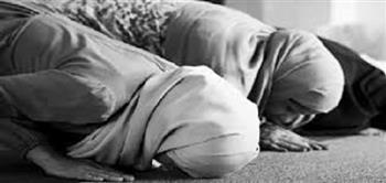ما حكم إمامة المرأة للنساء ومكان وقوفها معهن؟.. الإفتاء تجيب