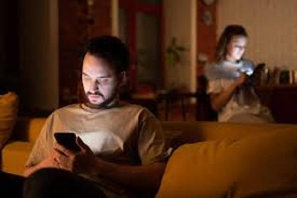 5 عادات رقمية تعتبر خيانة عاطفية على وسائل التواصل الاجتماعي.. احذريها