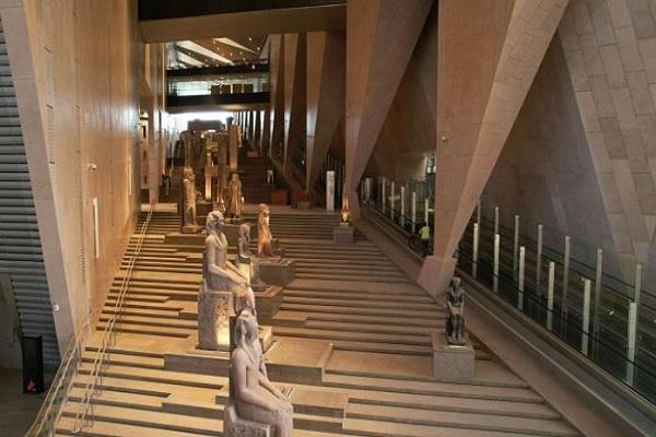 الدرج العظيم.. تحفة معمارية تسطر ملحمة الحضارة في المتحف المصري الكبير