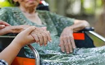 اليوم العالمي للتوعية بشأن إساءة معاملة المسنين.. كيف توفقين بين رعاية والديك واحتياجاتك؟