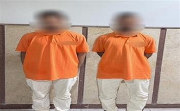 الداخلية تكشف ملابسات فيديو شخصين يمسكان كلابًا ويضعانها داخل أجولة بلاستيكية