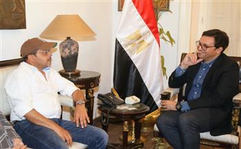 وزير الثقافة يلتقي الفنان محمد هنيدي لبحث تقديم عروض مسرحية بالمحافظات
