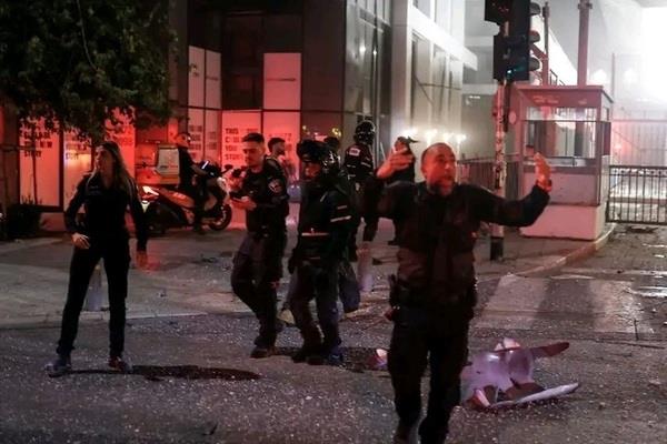 إعلام عبري: إجلاء 300 إسرائيلي من مساكنهم المدمرة في تل أبيب