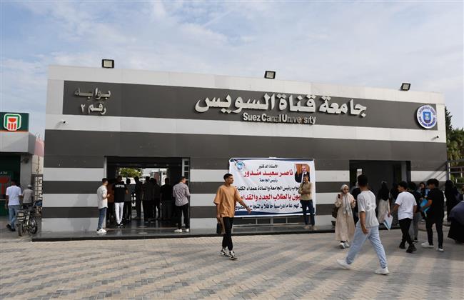 رئيس جامعة قناة السويس يتفقد سير الامتحانات بكليات الجامعة