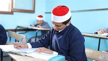 طلاب الثانوية الأزهرية يؤدون امتحان الفيزياء وسط انضباط وهدوء تام