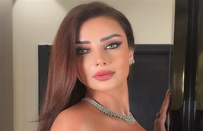 رضوى الشربيني بفستان كلاسيكي جميل