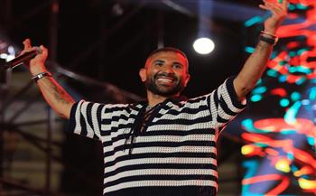 أحمد سعد يغني مع شاب من ذوي الهمم في آخر حفلاته 