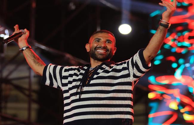 أحمد سعد يغني مع شاب من ذوي الهمم في آخر حفلاته 