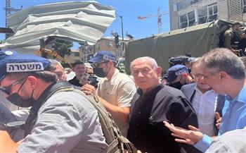نتنياهو يتفقد موقع سقوط الصواريخ الإيرانية في بلدة بات يام جنوب تل أبيب