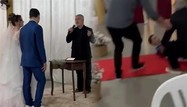 فيديو.. عريس يتعرض للإغماء في حفل زفافه بسبب جمال عروسته